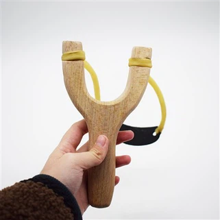 Poľovnícky prak z bukového dreva