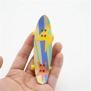 Drevená hračka na skateboard