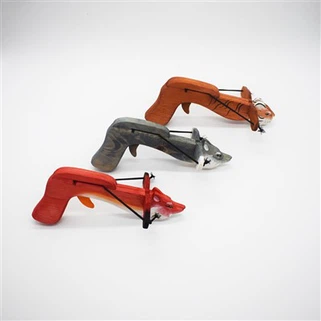 Drevená ručne vyrezávaná kuša so zvieratkami